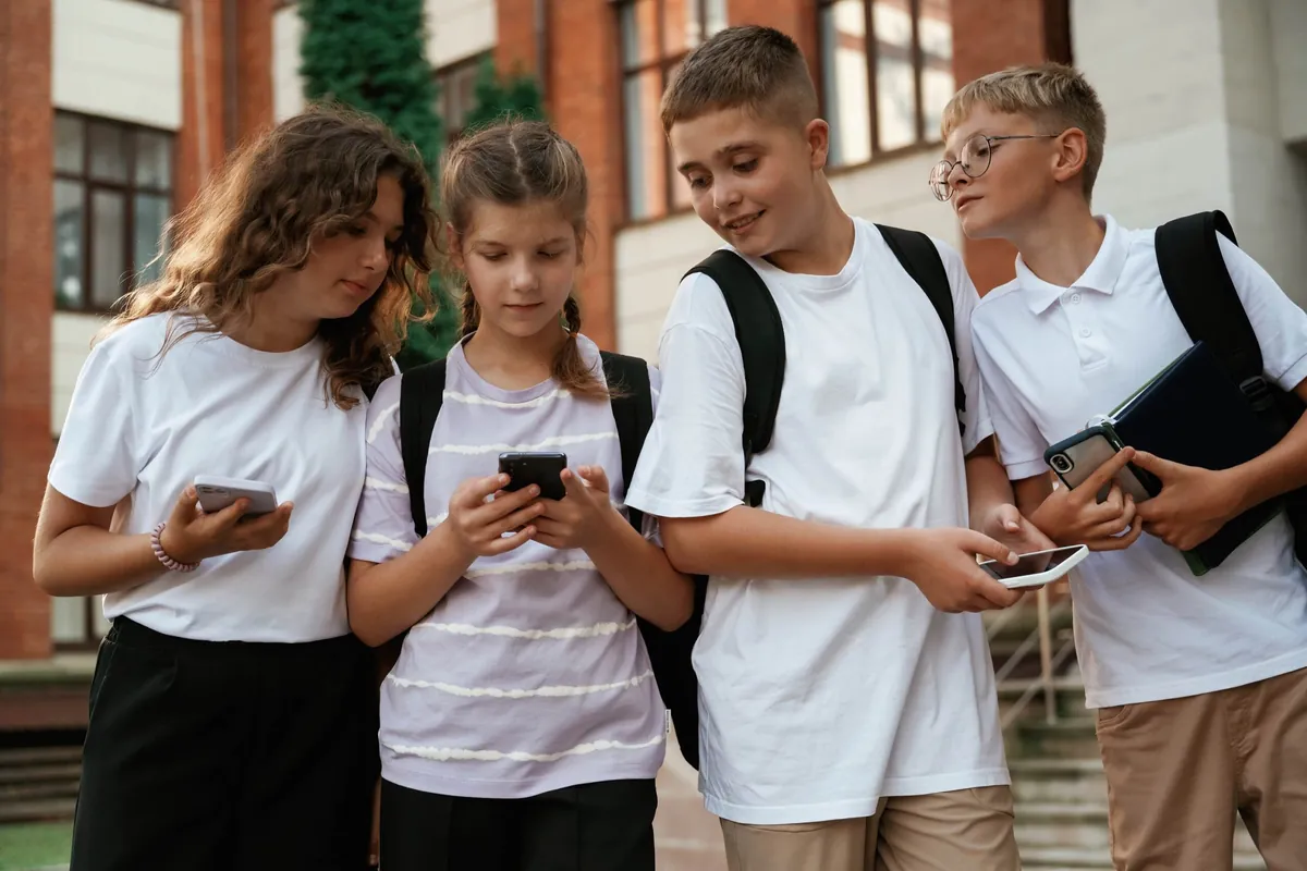 Proibição de celulares em escolas pode ajudar a visão das crianças?