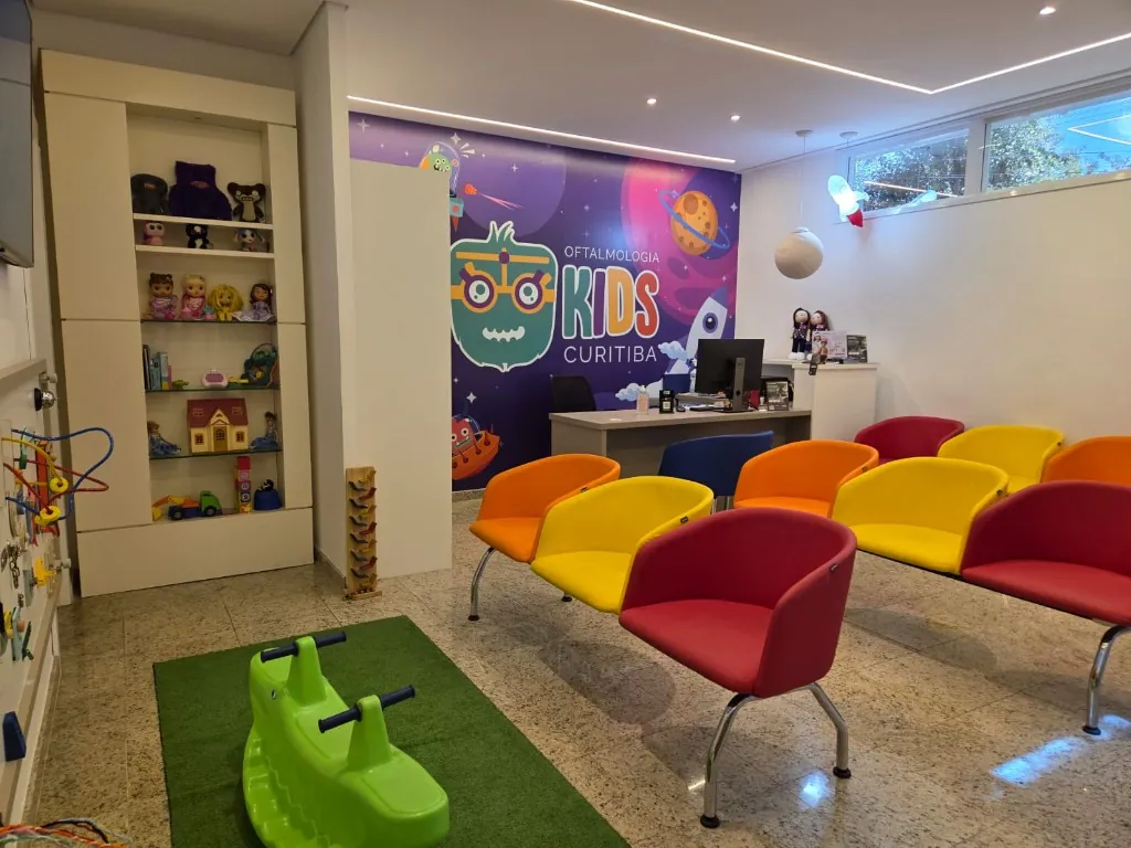 Recepção da Oftalmokids com mural colorido e brinquedos
